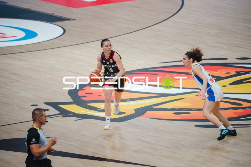 Britta Daub (#19; Deutschland) im Dribbling gegen France