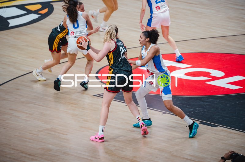 Marie Gülich (#21; Deutschland) im Zweikampf gegen Janelle Salaun (#13; France)