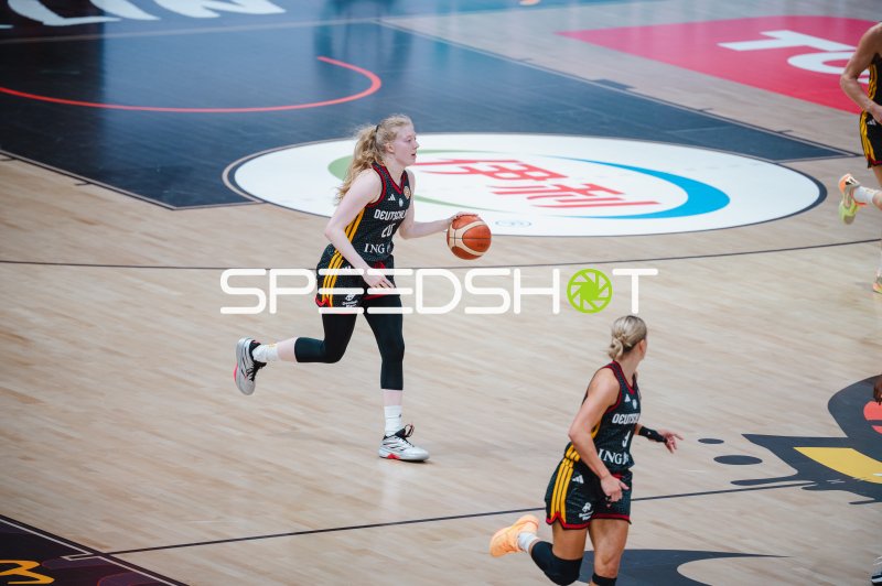 Frieda Bühner (#20; Deutschland) mit Ball im Angriff