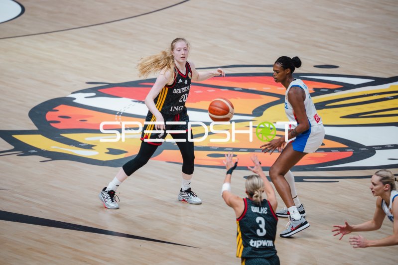 Frieda Bühner (#20; Deutschland) im Spielaufbau gegen Valeriane Ayayi (#11; France)