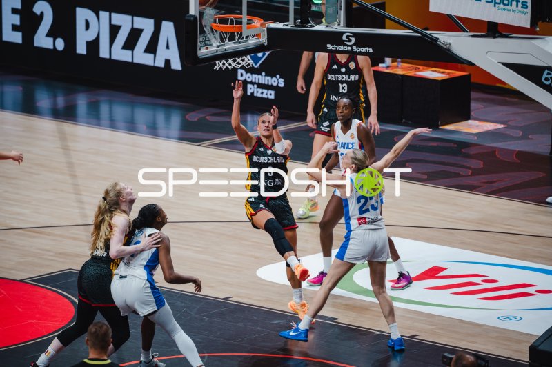 Alexandra Wilke (#3; Deutschland) beim Korbwurf gegen France