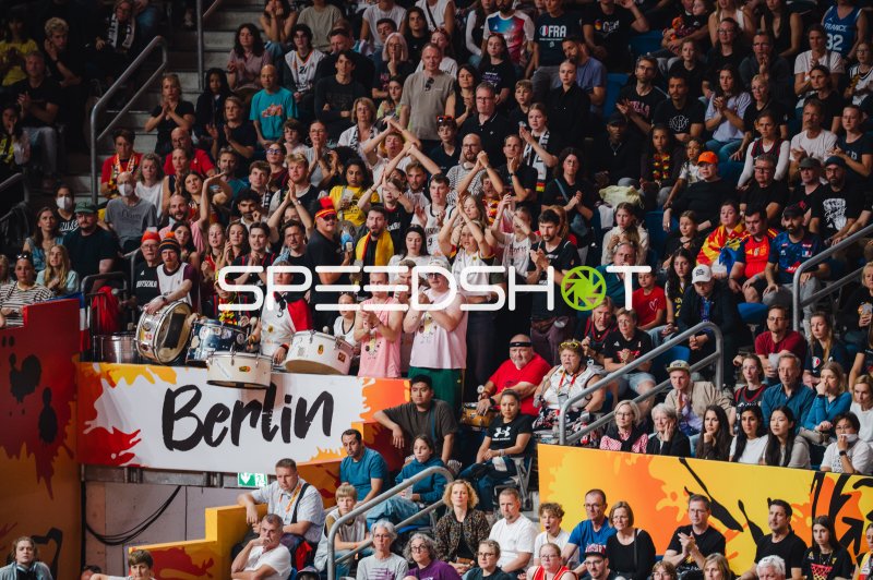 Deutschland-Fans feiern in der Uber Arena Berlin