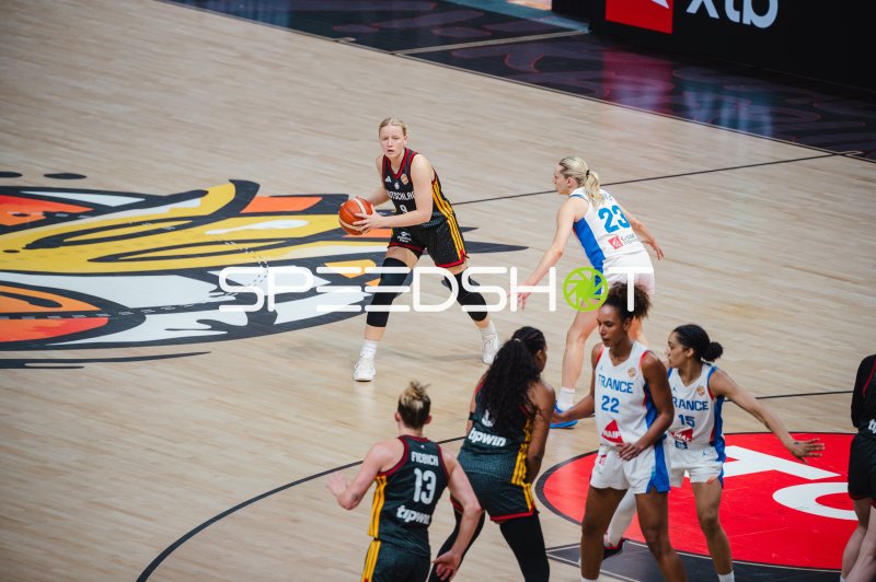 Emma Eichmeyer (#9; Deutschland) behauptet den Ball gegen Frankreich