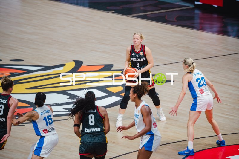 Emma Eichmeyer (#9; Deutschland) mit Ball gegen Frankreich