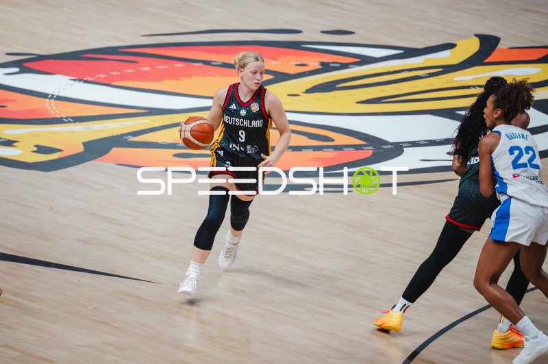 Emma Eichmeyer (#9; Deutschland) dribbelt durch die französische Abwehr