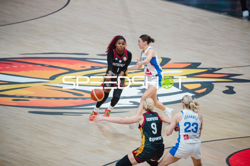 Alexis Peterson (#1; Deutschland) dribbelt gegen France-Verteidigung