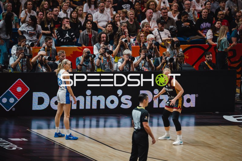Emma Eichmeyer (#9; Deutschland) in Defensivstellung gegen Marine Johannes (#23; France)