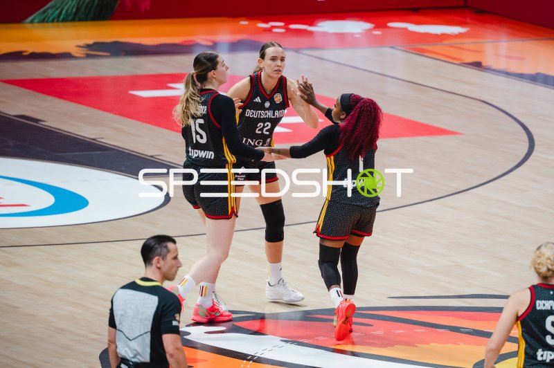 Emily Bessoir (#22; Deutschland) im Teammoment mit Mitspielerinnen