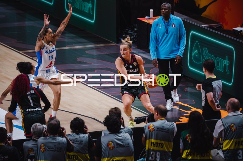Deutschland-Spielerin im Dribbling gegen Gabby Williams (#15; France)