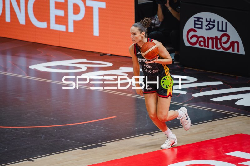Clara Bielefeld (#25; Deutschland) mit Ball im Angriff
