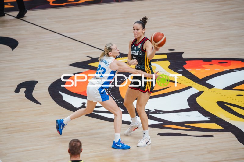Marine Johannes (#23; France) im Zweikampf gegen Deutschland-Spielerin