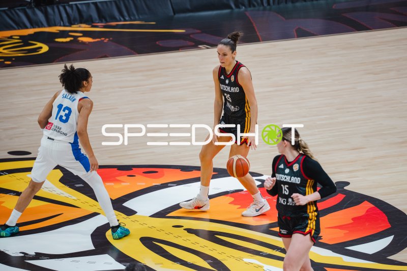 Clara Bielefeld (#25; Deutschland) dribbelt gegen Janelle Salaun (#13; France)
