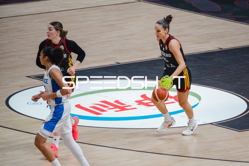 Deutschland im Angriff mit Ball gegen France in der Uber Arena