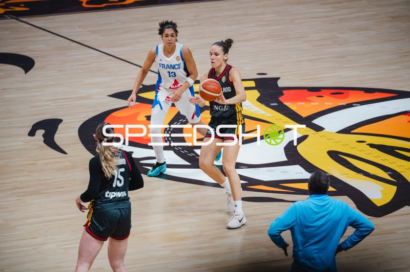 Clara Bielefeld (#25; Deutschland) mit Ball unter Druck von Janelle Salaun (#13; France)