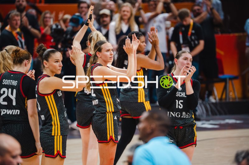Emily Bessoir (#22; Deutschland) und Luisa Geiselsöder (#15; Deutschland) applaudieren den Fans