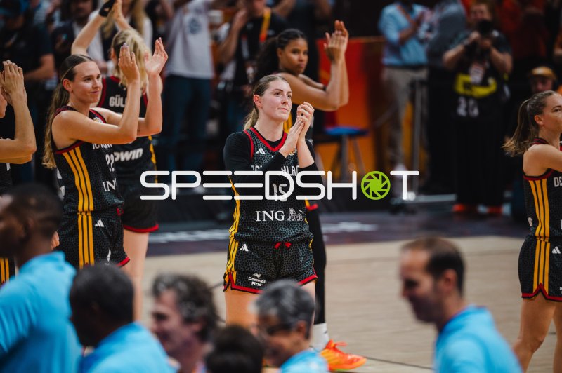 Luisa Geiselsöder (#15; Deutschland) applaudiert den Fans in der Uber Arena