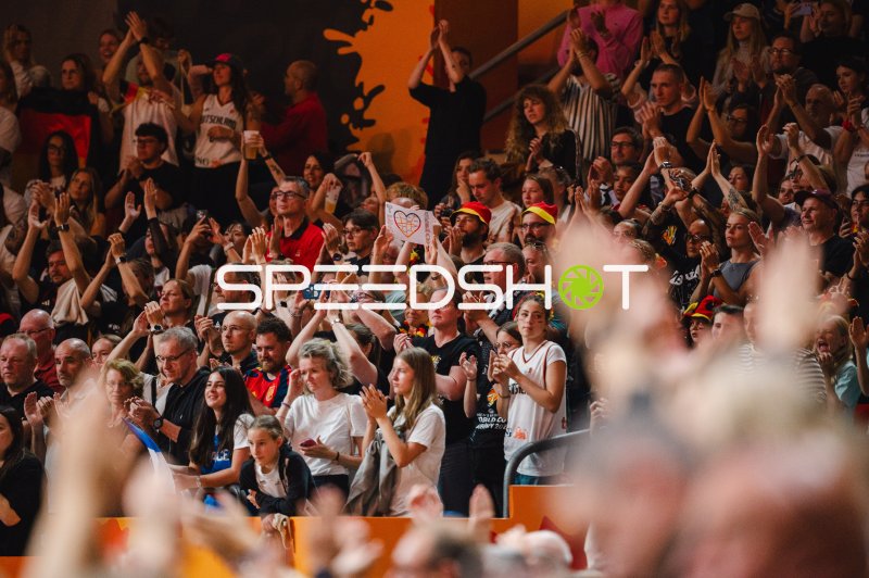 Begeisterte Fans feiern in der Uber Arena Berlin