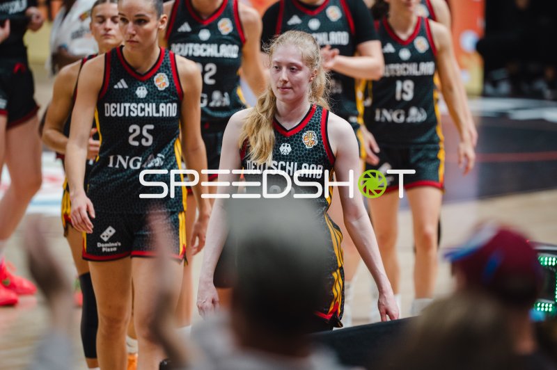 Frieda Bühner (#20; Deutschland) und Clara Bielefeld (#25; Deutschland) auf dem Parkett