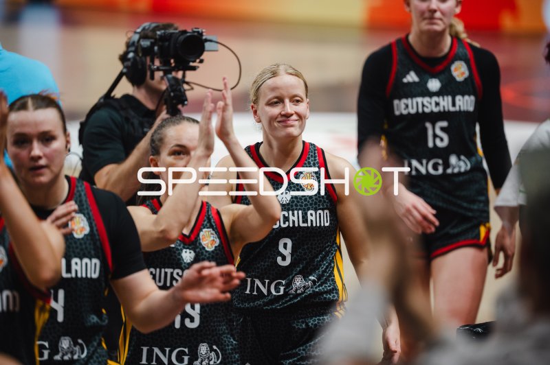 Emma Eichmeyer (#9; Deutschland) applaudiert nach dem Spiel in der Uber Arena