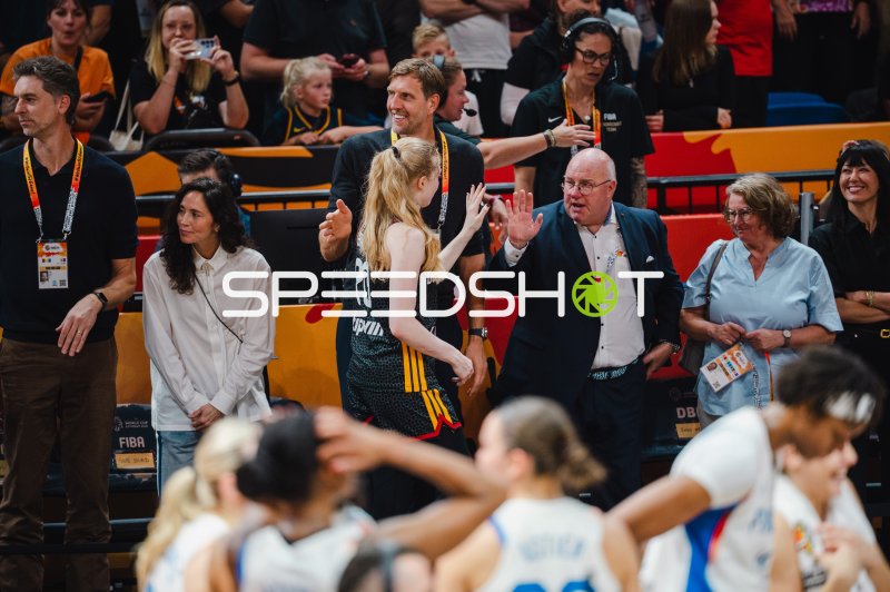 Dirk Nowitzki begrüßt Frieda Bühner (#20; Deutschland) in der Uber Arena