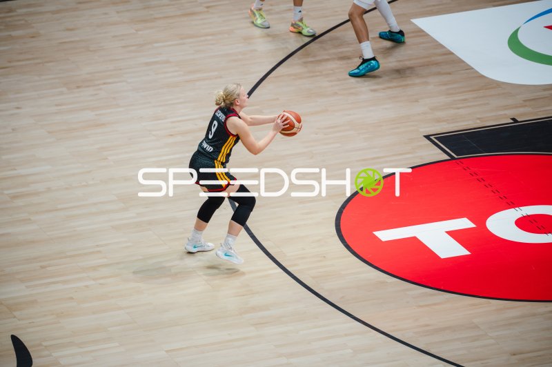 Basketballspielerin (#9) fängt den Ball in der Luft