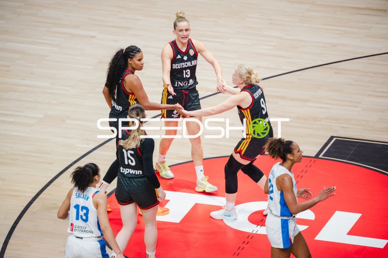Deutsche Basketball-Nationalspielerin (#13) klatscht sich mit Mitspielerin (#9) ab