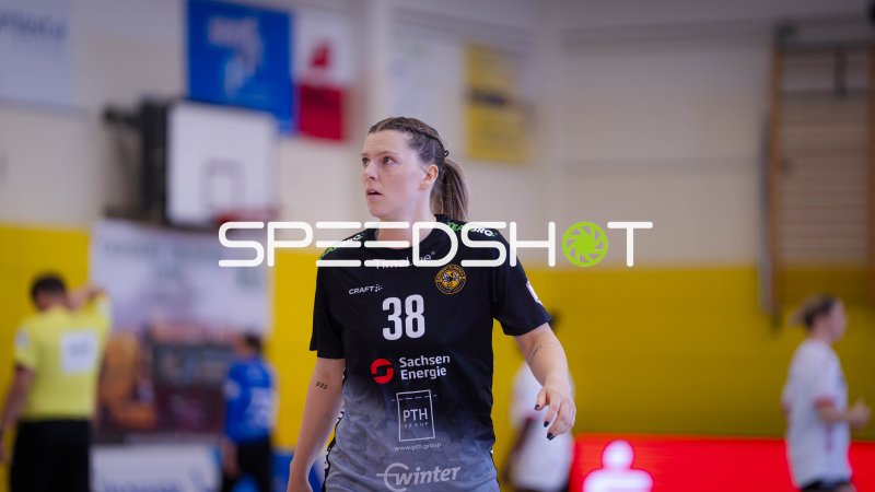 Anna Franková (#38; HC Rödertal) beobachtet das Spielgeschehen