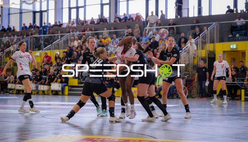 Natascha Foley (#19; HC Rödertal) im Zweikampf gegen HSV Solingen Gräfrath