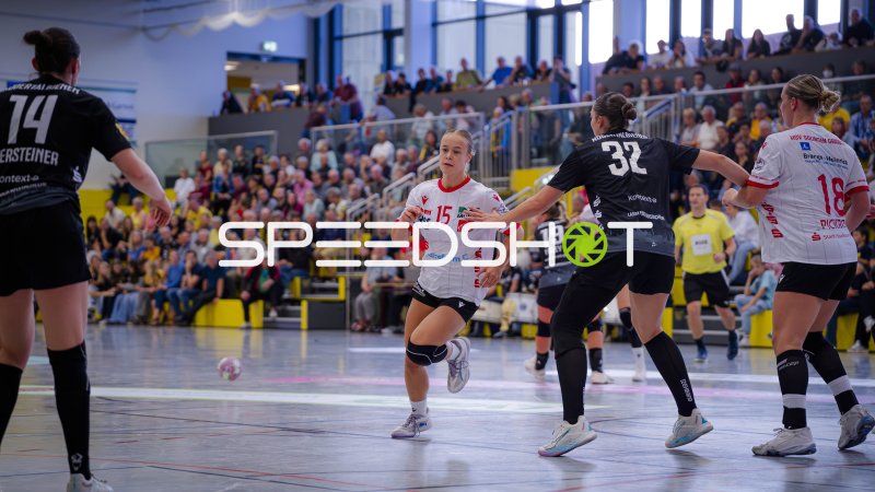 Dana Uhtes (#15; HSV Solingen Gräfrath 76) im Angriff gegen HC Rödertal