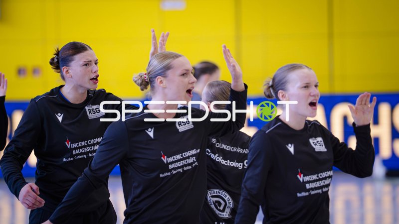 Handballerinnen von RSG Solingen-Gräfrath jubeln vor dem Spiel