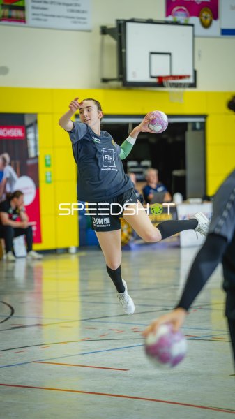 Handballerin springt zum Wurf im Rückraum