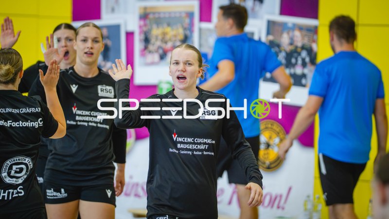Handballspielerinnen beim High-Five vor dem Spiel