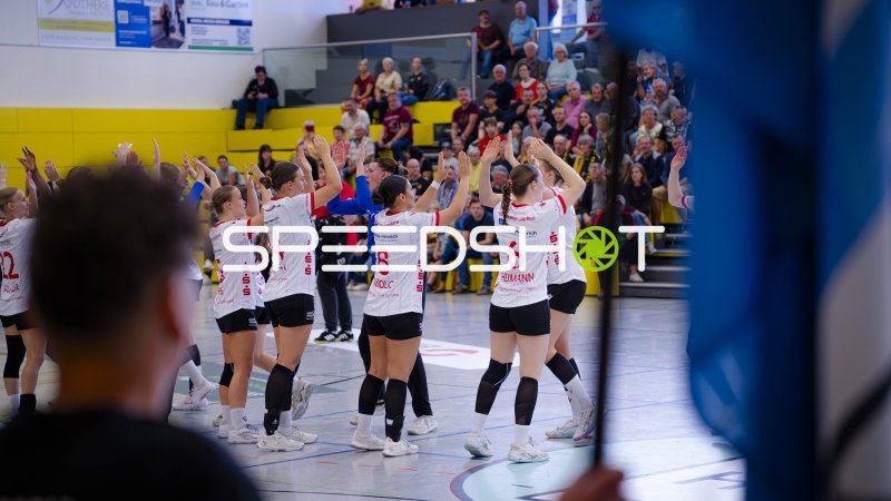 Handballerinnen bilden Jubel-Gasse und klatschen sich ab