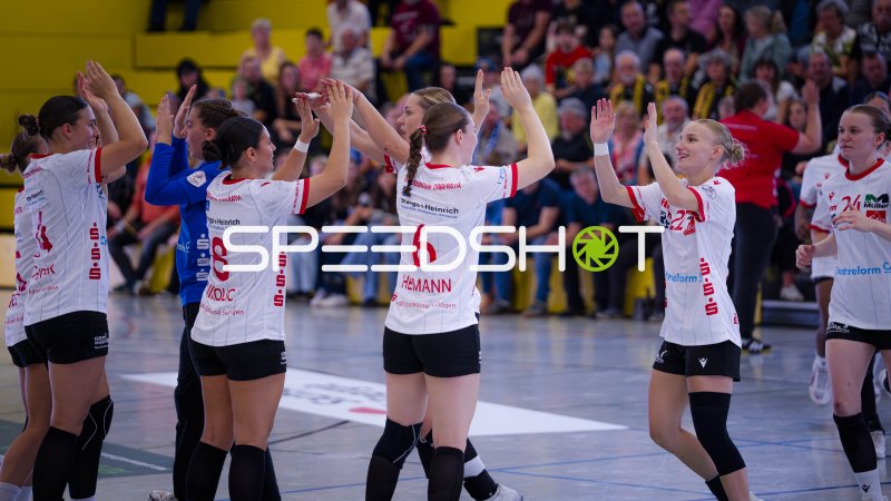 Handballerinnen feiern mit High-Fives nach gelungener Aktion