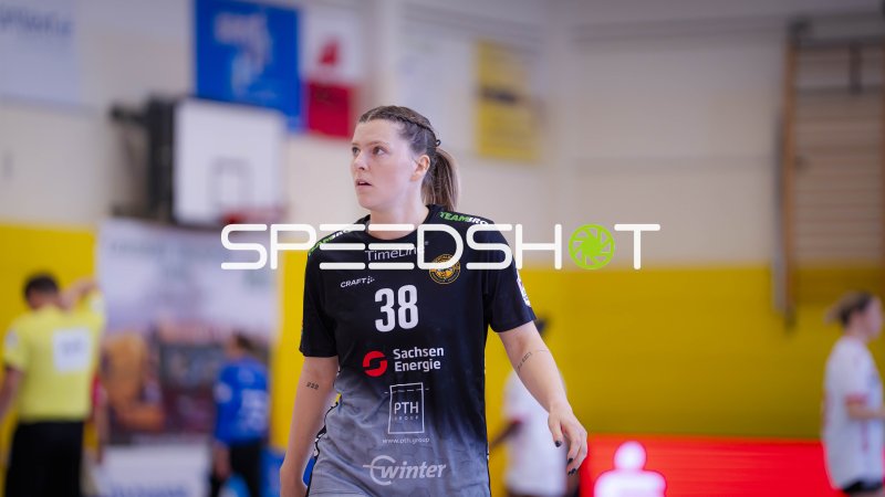 Handballerin (#38) beim Gang über das Spielfeld
