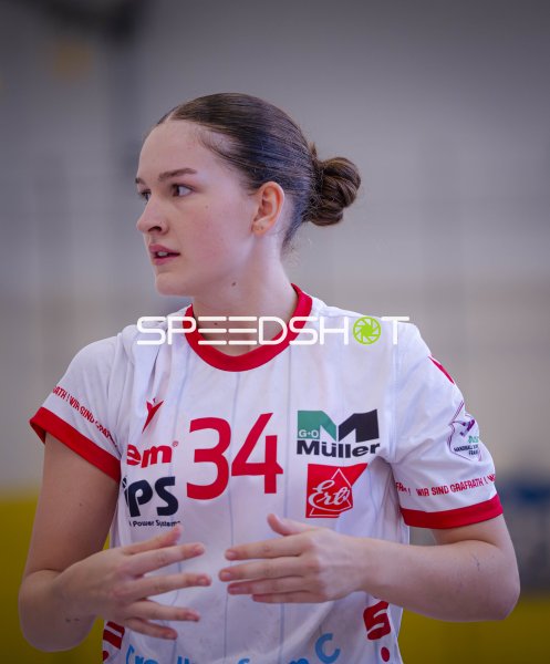 Handballerin mit Rückennummer 34 in Spielpause