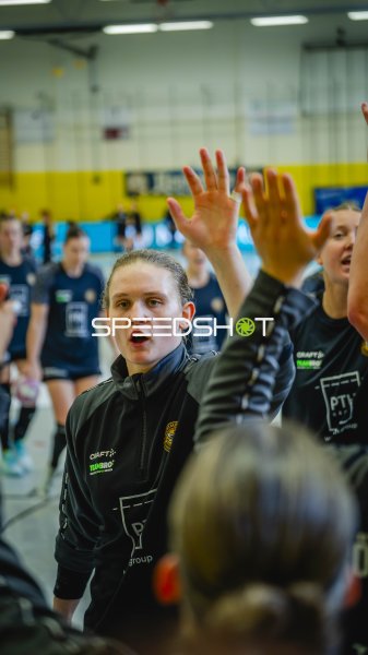 Handballerinnen im Team-Einlaufen vor dem Spiel