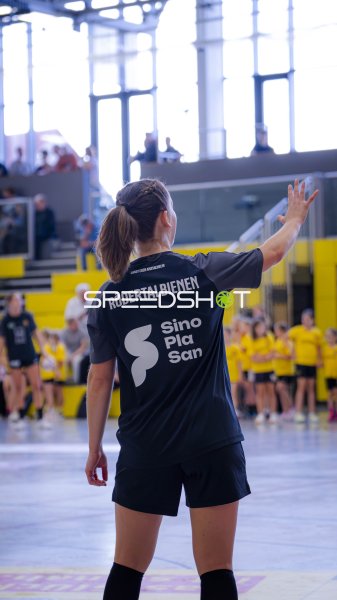 Handballerin der Rödertalbienen hebt den Arm zur Anweisung