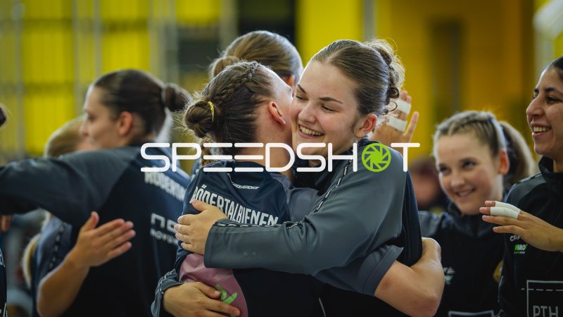 Handballspielerinnen umarmen sich nach dem Spiel