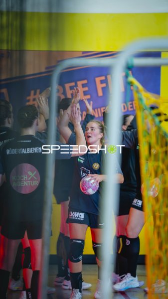 Handballerinnen laufen durch Spalier in die Halle ein