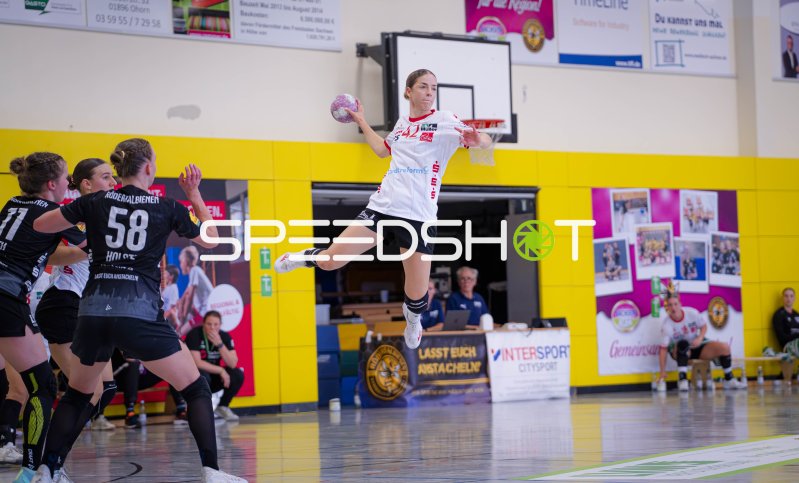 Handballerin (#42) mit Sprungwurf gegen schwarze Abwehr