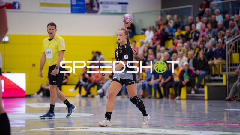 Handballspielerin beim Sprungwurf, Ball im Blick