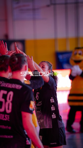 Handballspielerin bei Team-Einlauf mit High-Five