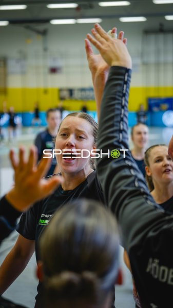 Handballerinnen jubeln im Kreis beim Mannschaftstraining