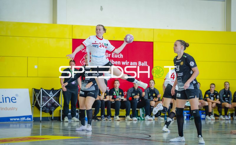 Rückraumspielerin (#24) beim Sprungwurf im Spiel