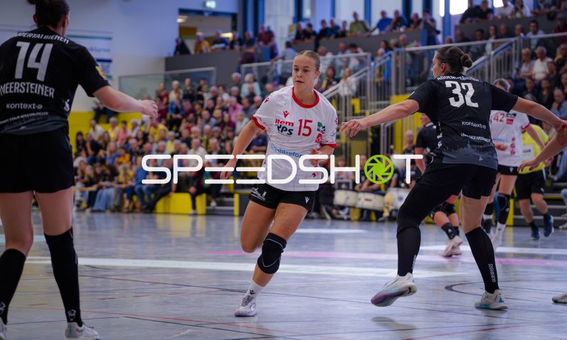 Rückraumspielerin (#15) im Laufduell gegen zwei Abwehrspielerinnen