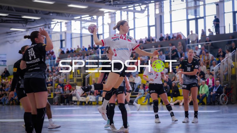 Sprungwurf einer Spielerin (#42) gegen Abwehr Nr. 14