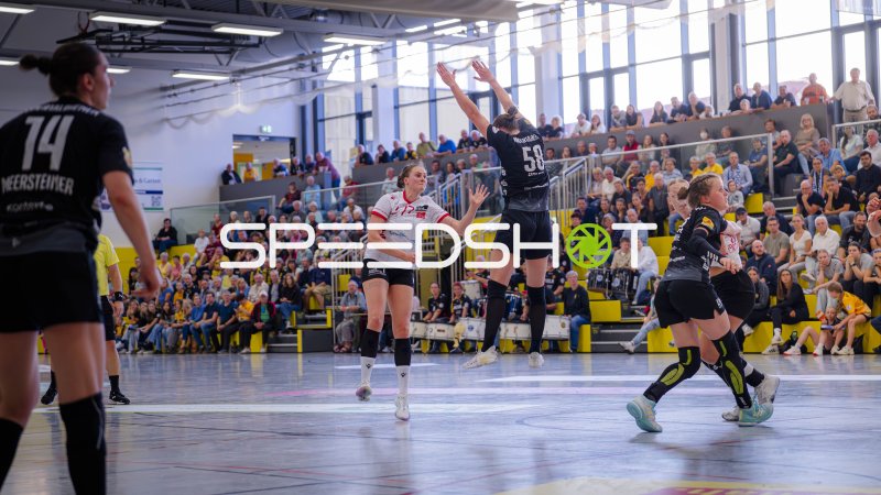 Rückraumspielerin (#17) im Sprungwurf gegen Blockerin (#58)