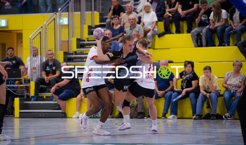 Zweikampf im Rückraum bei Frauen-Handballspiel in der Halle