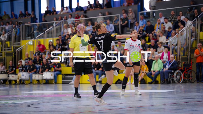 Rückraumspielerin (#17) im Sprungwurf gegen Gegnerin (#14)
